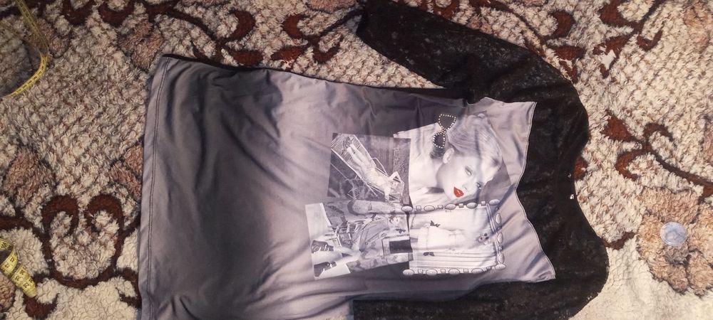 Śliczna bluzka z koronkowymi rękawami