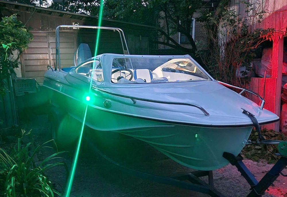 Катер для романтичних прогулянок.