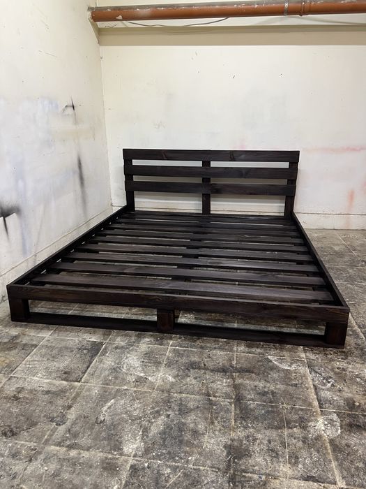 Ліжко з соснової дошки в стилі паллет/поддонов