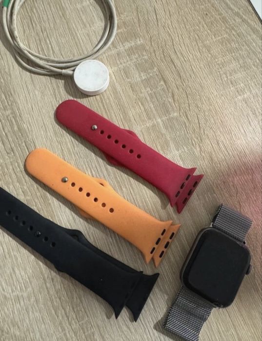 Apple Watch Series 4, plus 4 bracelets and charger