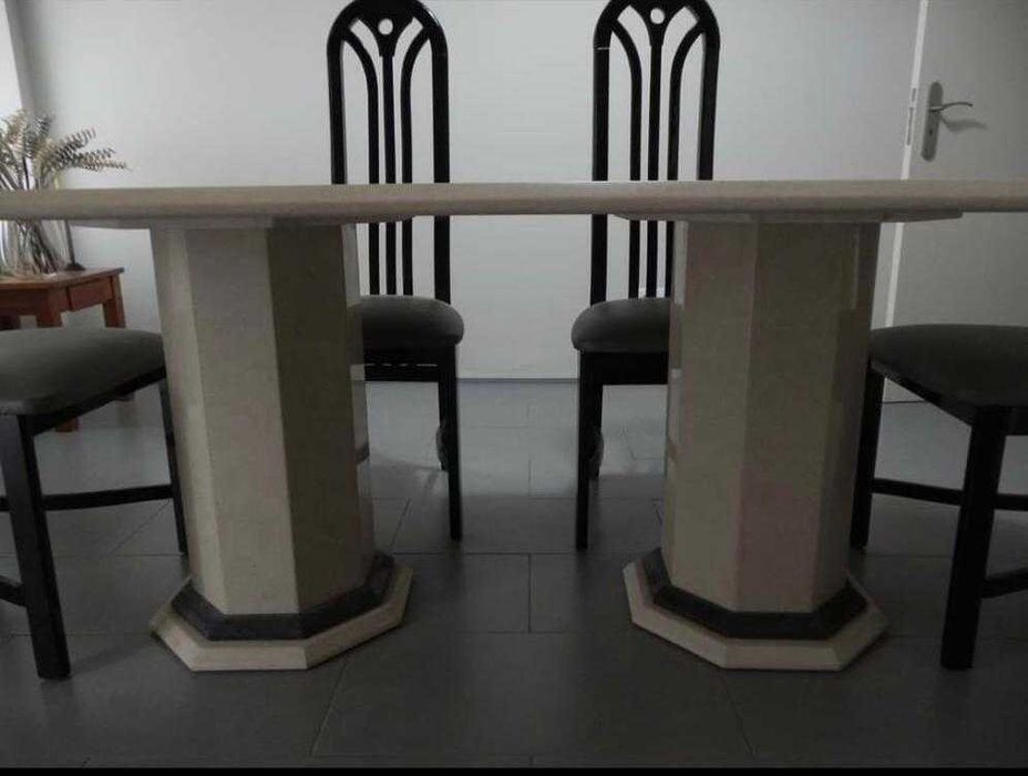 Mesa de jantar em mármore (incluído os pés). Cadeiras não incluídas.