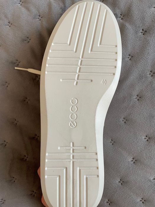 Продам нові шкіряні жіночі кросівки ECCO