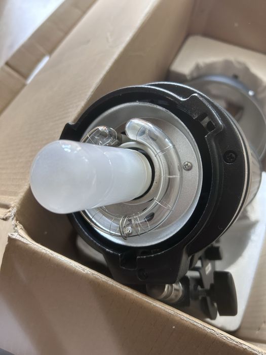 Lampa błyskowa Quadralite DP-600