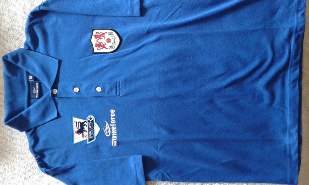 Camisola Millwall F.C. Premier League, marca Strikforce, muito pouco usada, em excelentes condições.