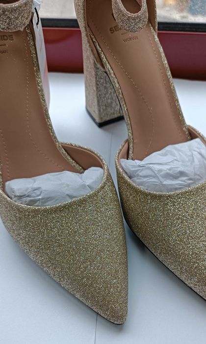 Sandálias Novas Cor dourada brilhantes