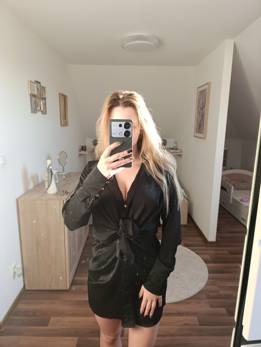 Sukienka czarna Ala satynowa wieczorowa jedwabna dekolt sexy guziki