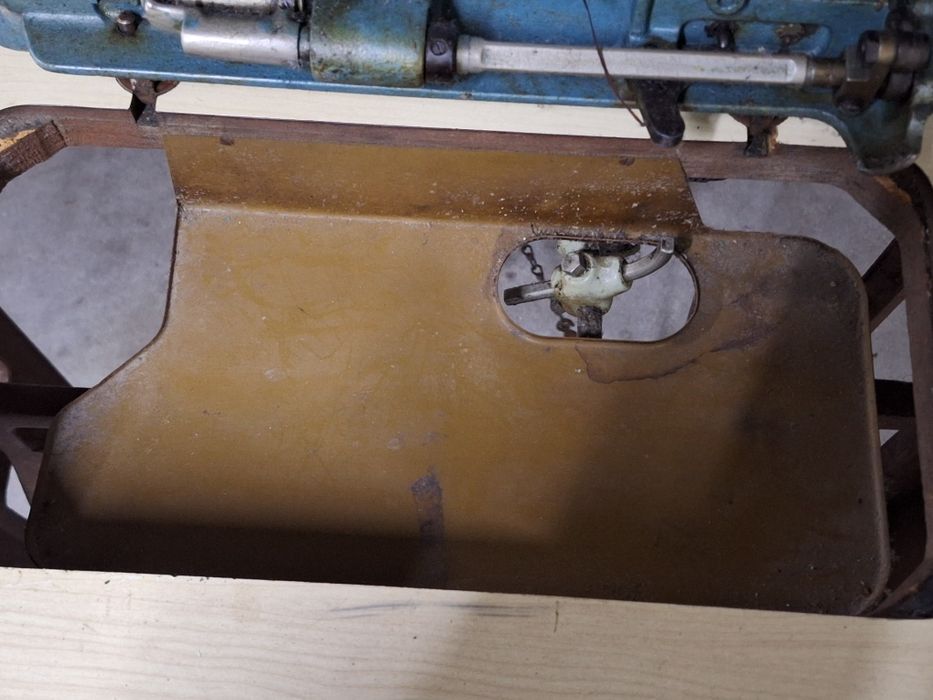 Maquina de Costura Eléctrica Singer com Mesa