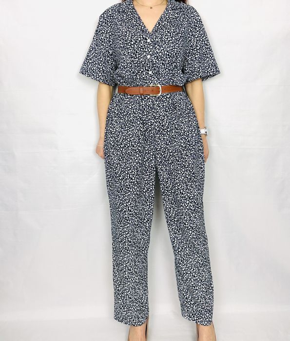 Granatowo-biały kombinezon w drobne kwiaty M 38