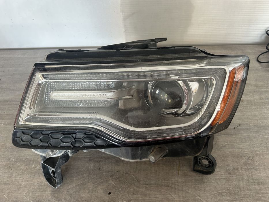 Przedni reflektor lewy Bi-Xenon skrętny USA Jeep Grand Cherokee WK2 2014