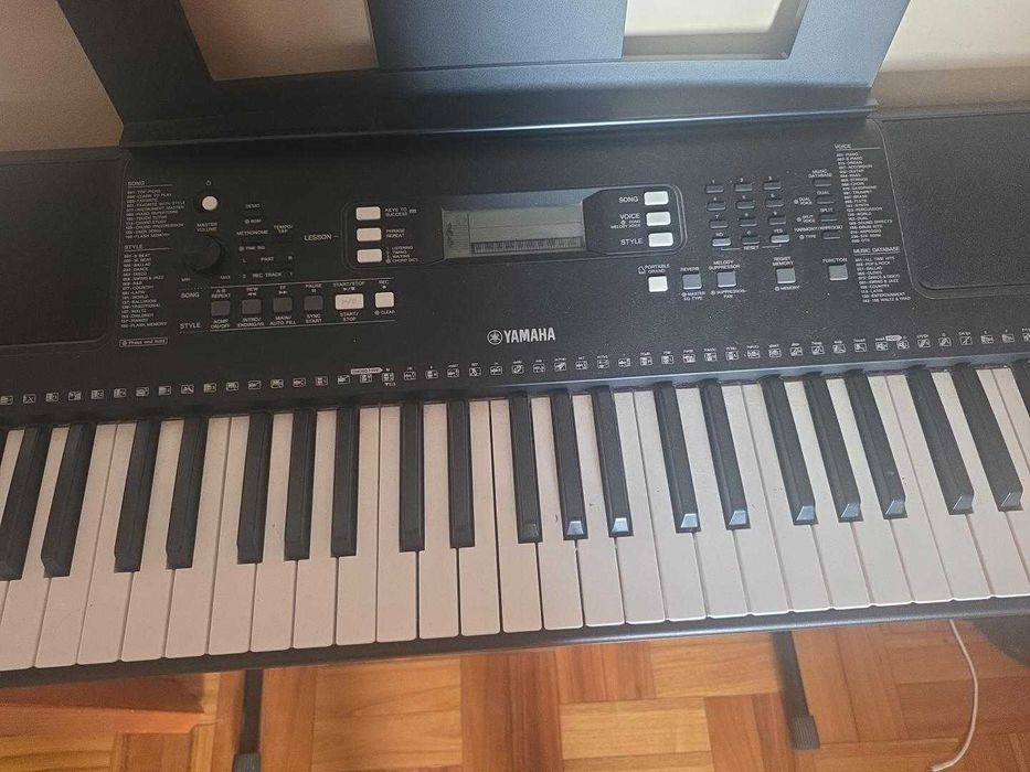 Teclado Yamaha PSR-E363 com suporte