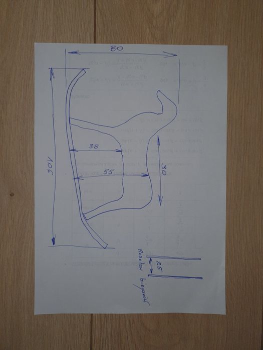 Duży koń na biegunach