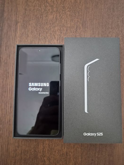 Samsung Galaxy S25 5G 256GB Preto oferta de 2 capas em Selicone e fones bluetooth JLAB.