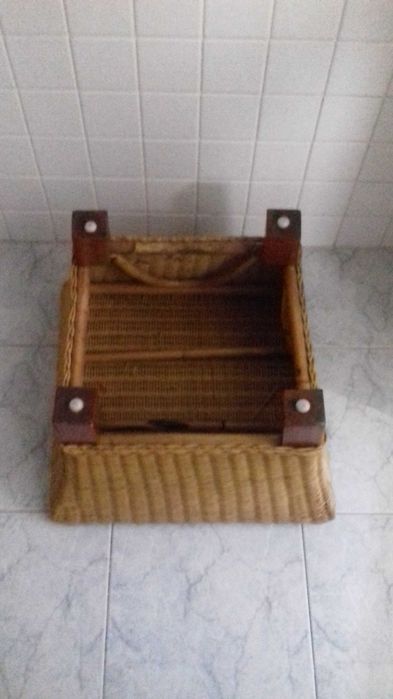 Mesa de apoio em vime