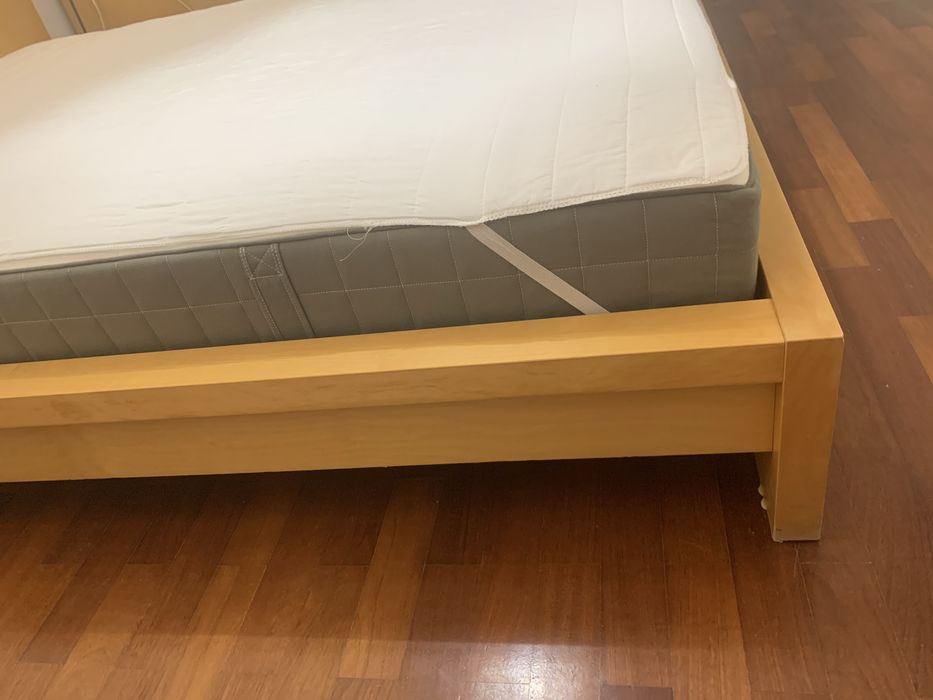Cama MALM IKEA com mesinha cabeceira e espelho