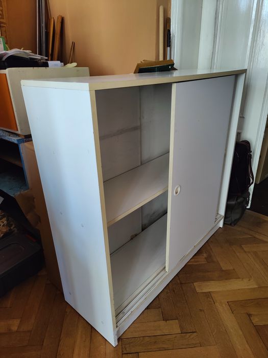 Biała szafka z przesuwanymi drzwiami 116x38x110