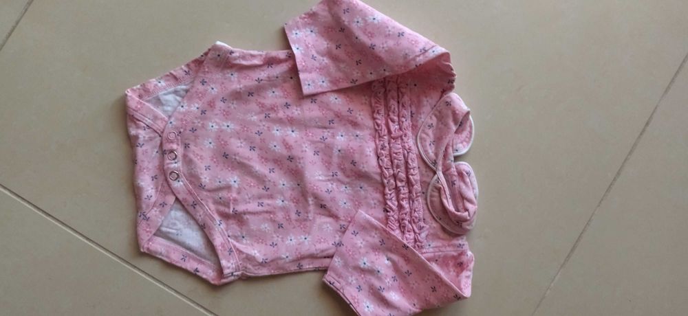 2 Bodys Rosa de Menina lindos tamanho 1-3 e 6-8 meses