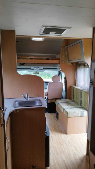 Autocaravana familiar fiável com cama de casal e beliche