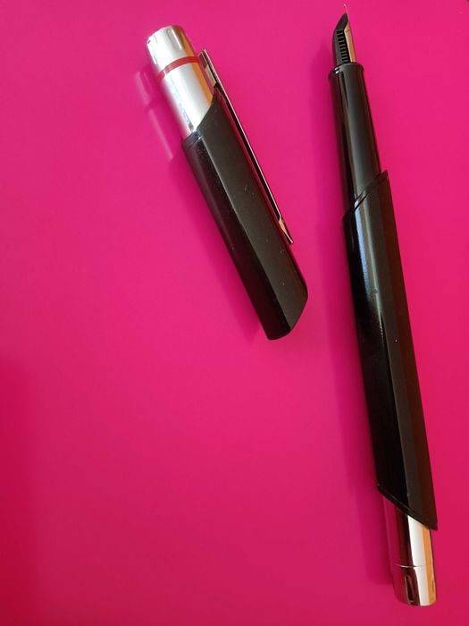 Caneta rotring Newton de qparo preta