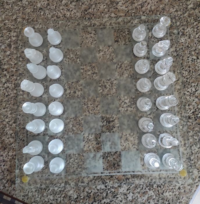Xadrez , com peças de vidro baço e vidro transparente.