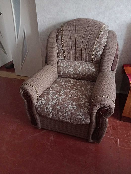 Диван розкладний та два крісла кроваті.