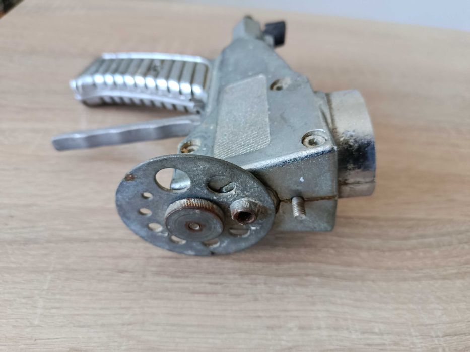 Stary aluminiowy pistolet do malowania.