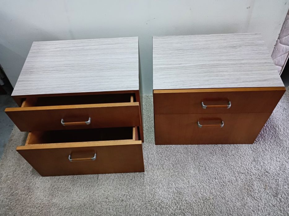 Par de mesinhas de cabeceira / camiseiro, medidas:60/42cm/50cm altura.