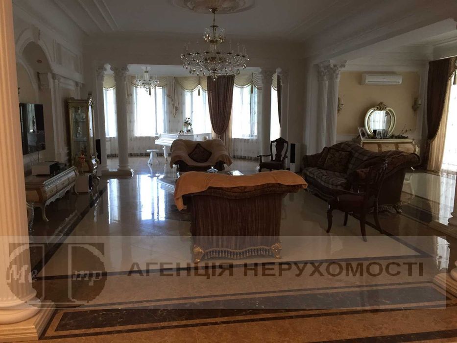 Продається триповерховий будинок.