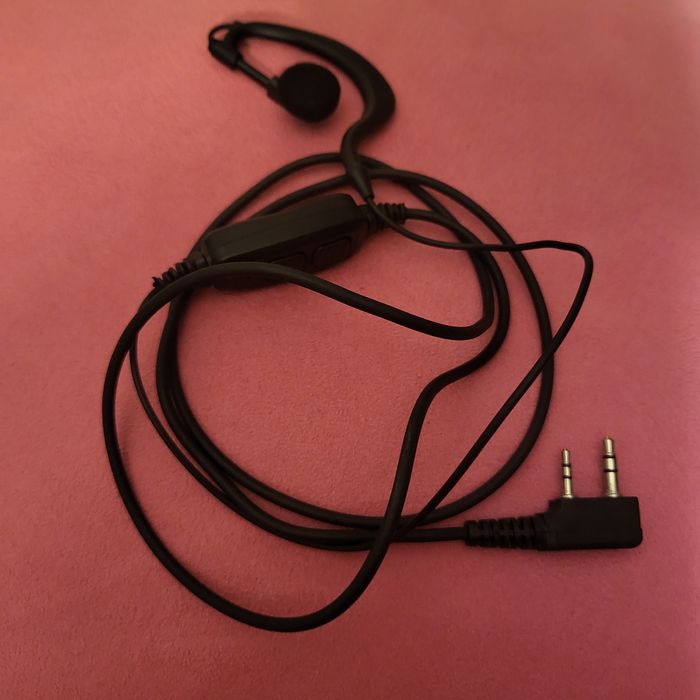 Zestaw do radiotelefonów z wtykiem typu L. Słuchawka z mikrofonem.