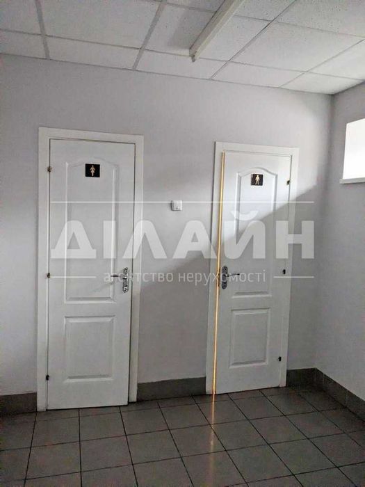 Капітальний склад з рампою та офісами.  Поруч з трасою.