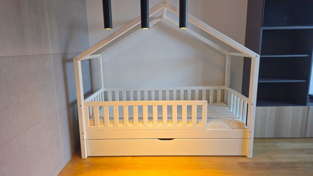 Łóżko domek białe