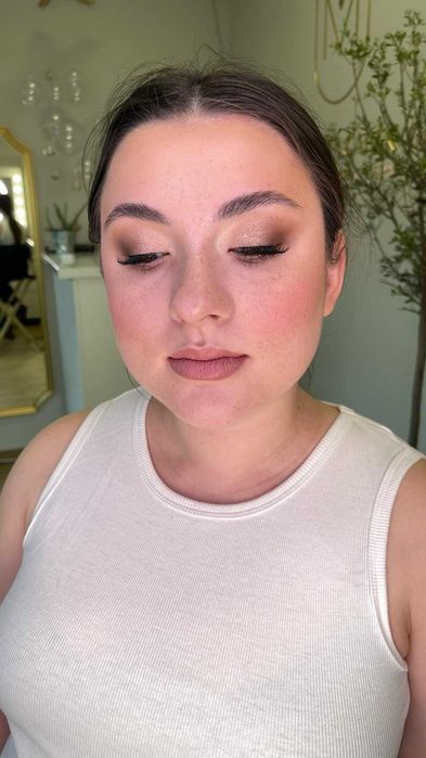 Makijaż, upięcie i zabiegi na włosy