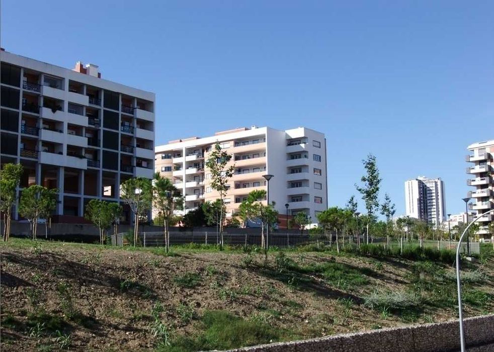 T2 em Algés remodelado com vidros duplos e duas varandas