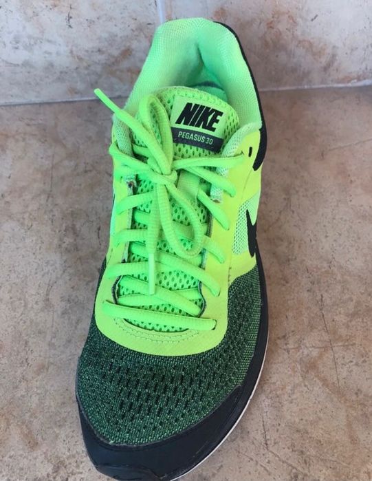Tenis Nike cor verde e preto ,tamanho 38,5