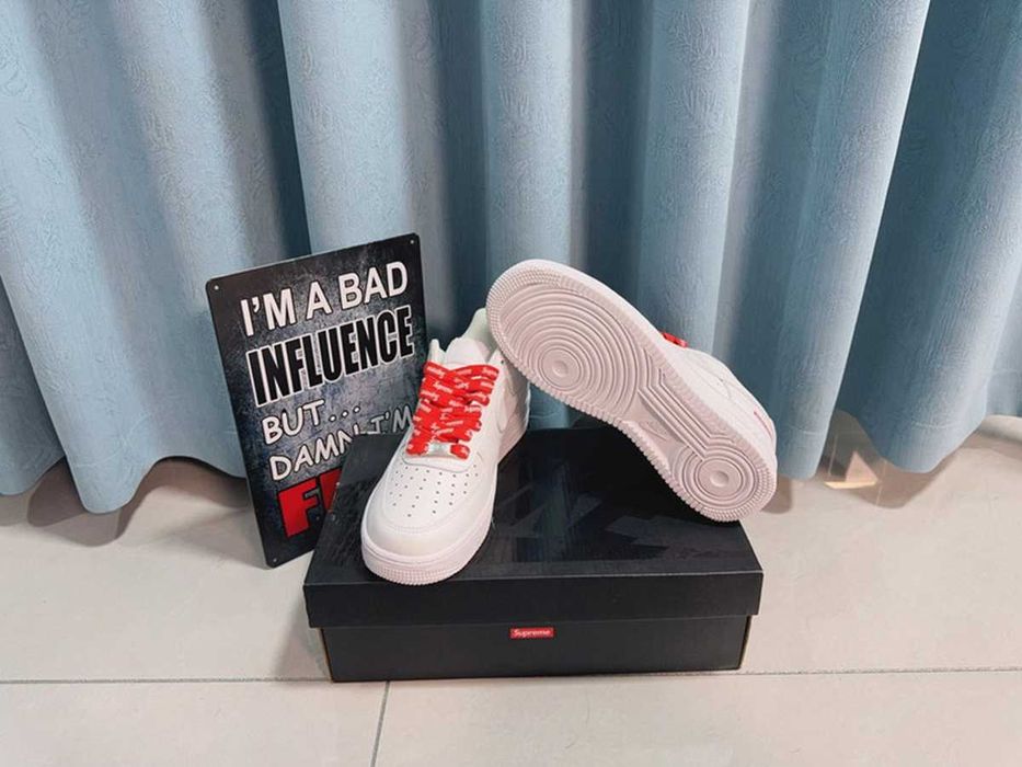 Białe buty Nike x Supreme w rozmiarze 38
