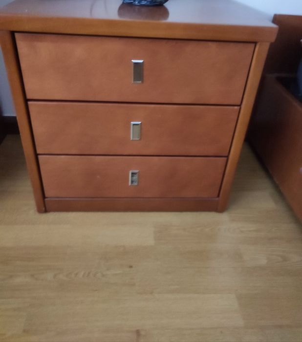 Mobiliário de quarto em bom estado