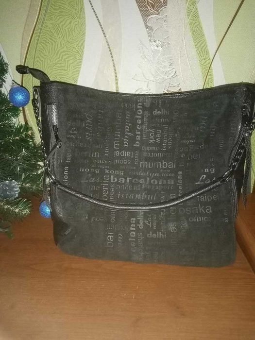 Стильна чорна сумка через плече з екозамшу та екошкіри (з принтом міст)