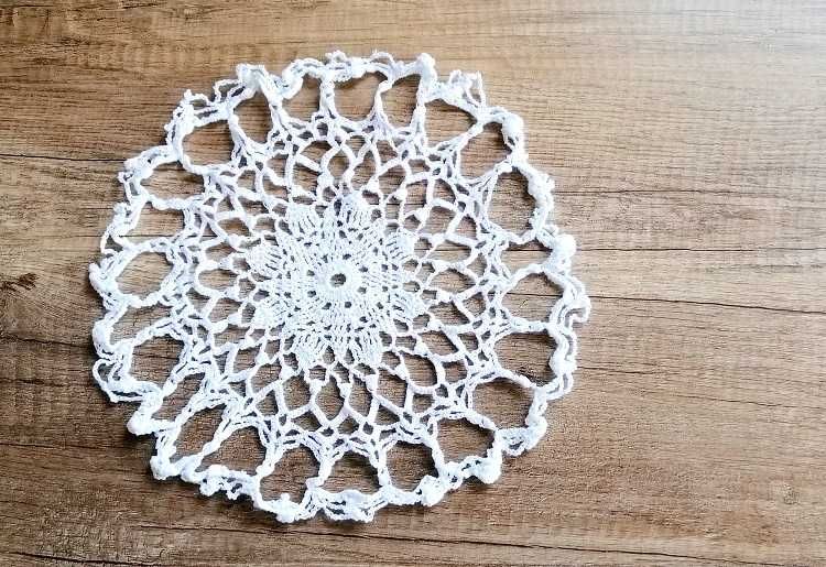 własnoręcznie robiona serwetka na szydełku szydełkowa biała koronka