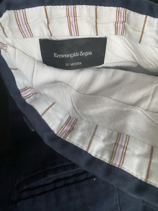 Três pares de calças e uma t-shirt