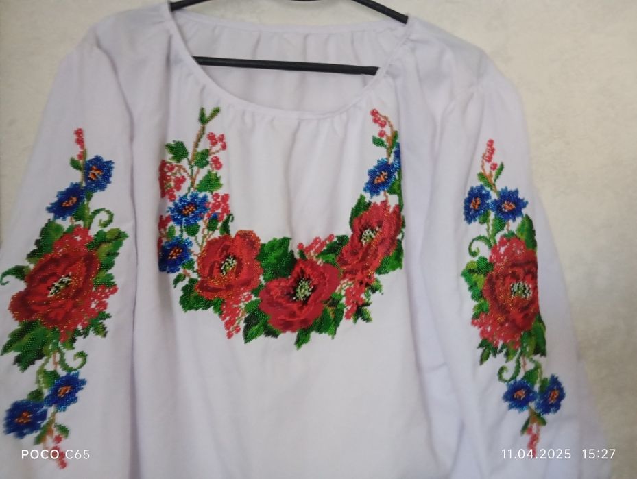 Жіноча вишиванка з бісеру ручної роботи