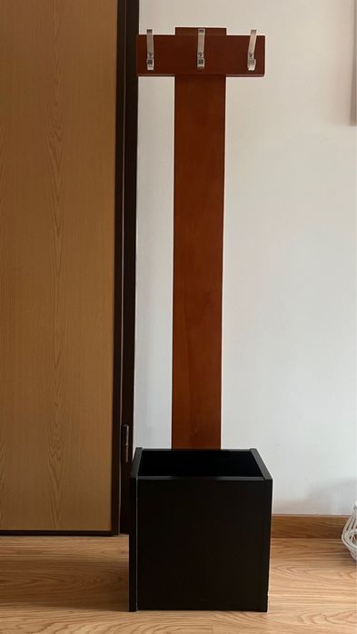 Cabide de pê madeira