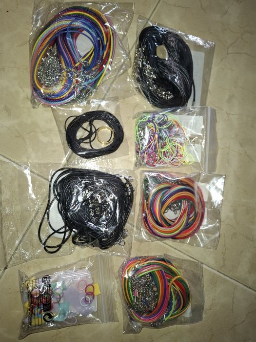 Missangas, fios, brincos, etc