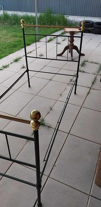 Cama de ferro antiga