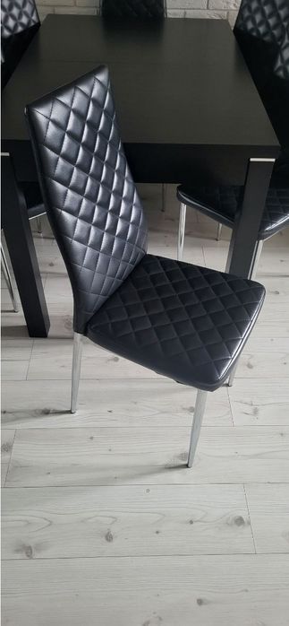 Zestaw  Stół rozkładany  80x125  plus 6 krzeseł . Salon