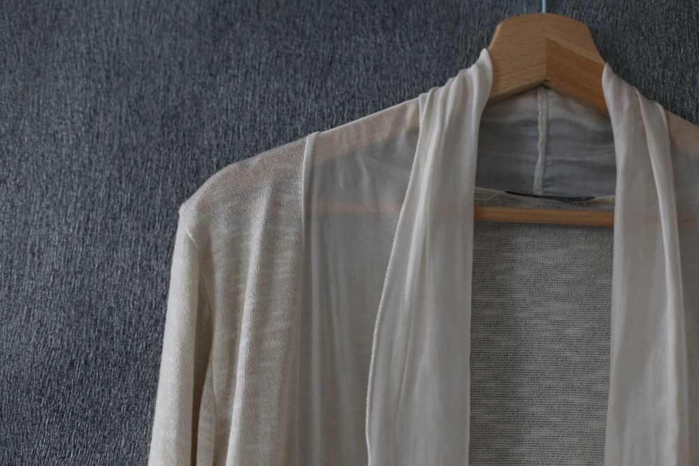 Sweterek narzutka V Milano jedwab bawełna jasnobeżowy kremowy