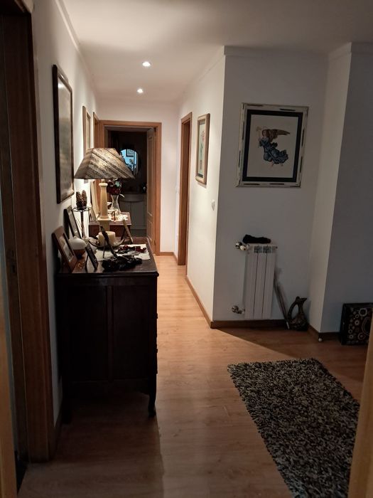 Vendo excelente T2 com garagem e 2 elevadores  em Santa Marinha, em frente ao apeadeiro  de comboio de Coimbrões