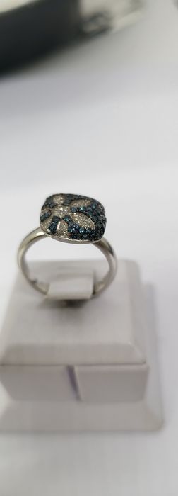 Золота каблучка з діамантами