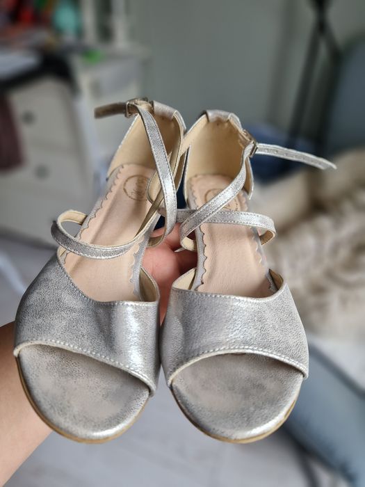 Buty skórzane/sandaly rozm. 37 srebrne na obcasie typu klocek