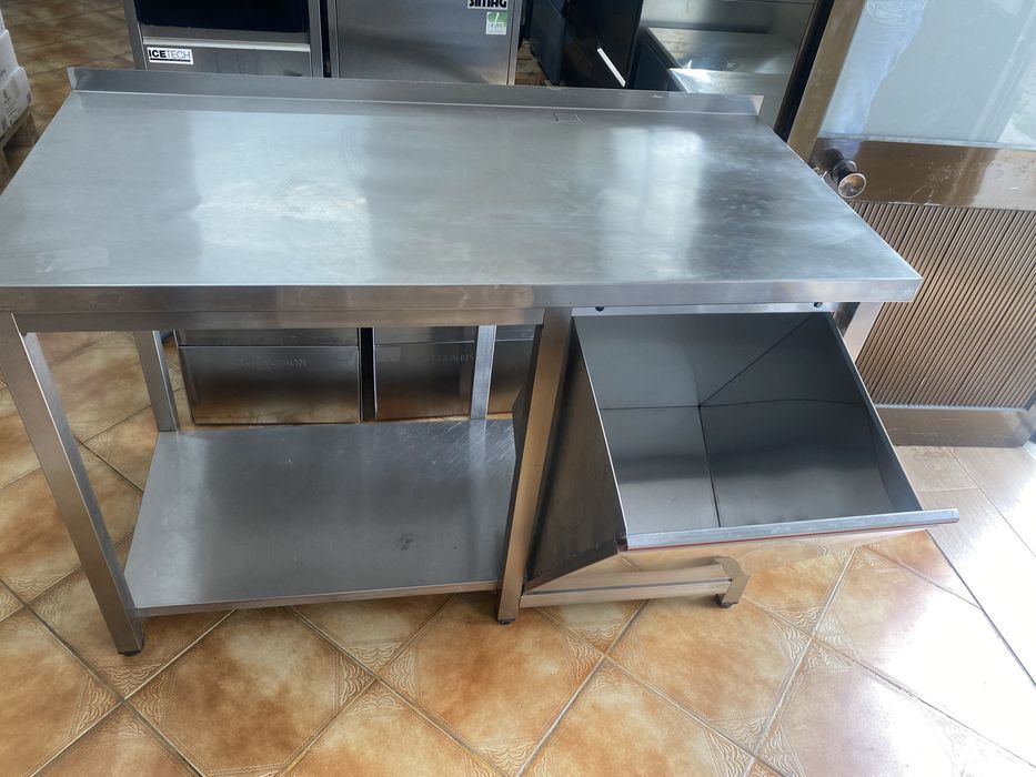 Bancada / escaparate com tulha para o Pão
