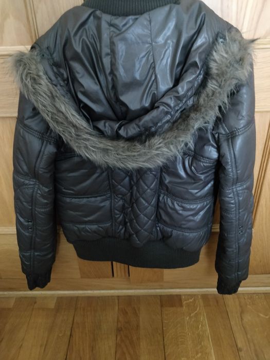 Casaco castanho com capuz impermeável. Tamanho M