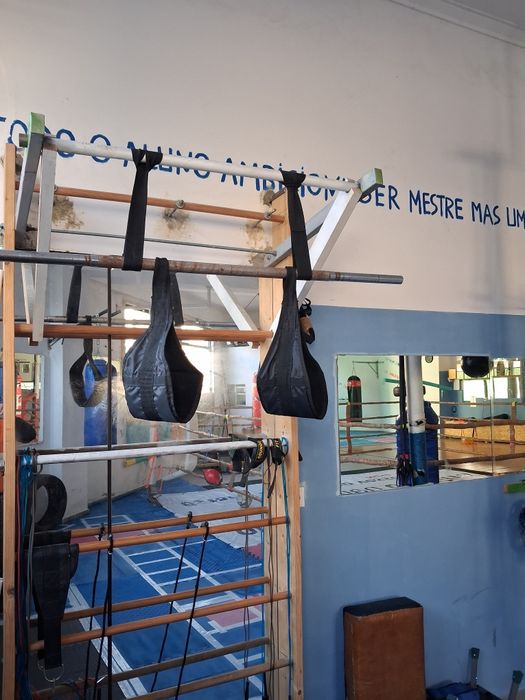Equipamento e material desportivo  vestuário  novo  luvas e caneleiras